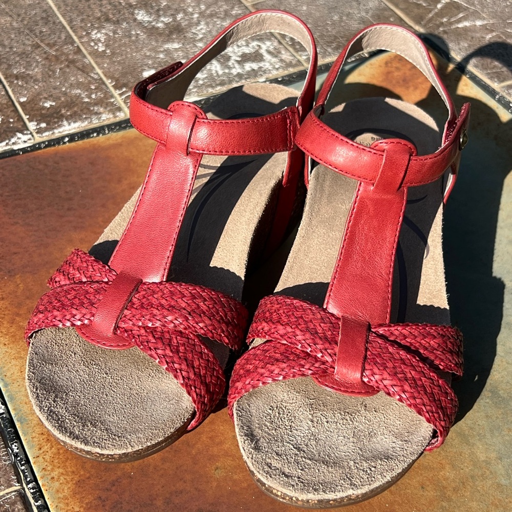 NWOB ABEO Urmy Red Women's Sandals, size 6